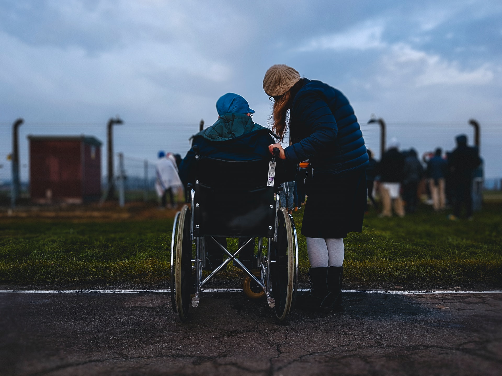 aide d'un handicapé