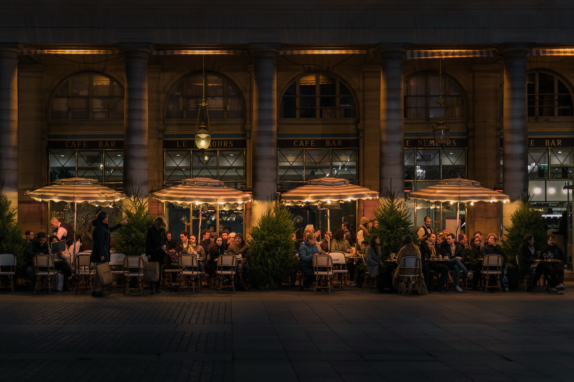 Clubs restaurants Couple qui s'amuse en automne