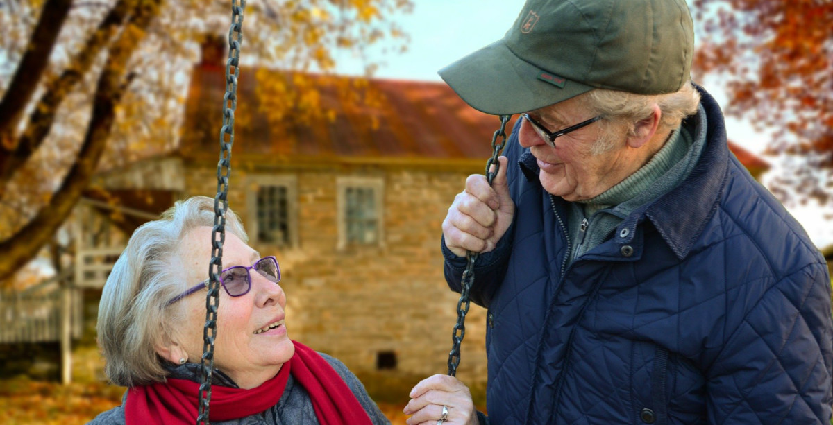 Couple qui s'amuse en automne
